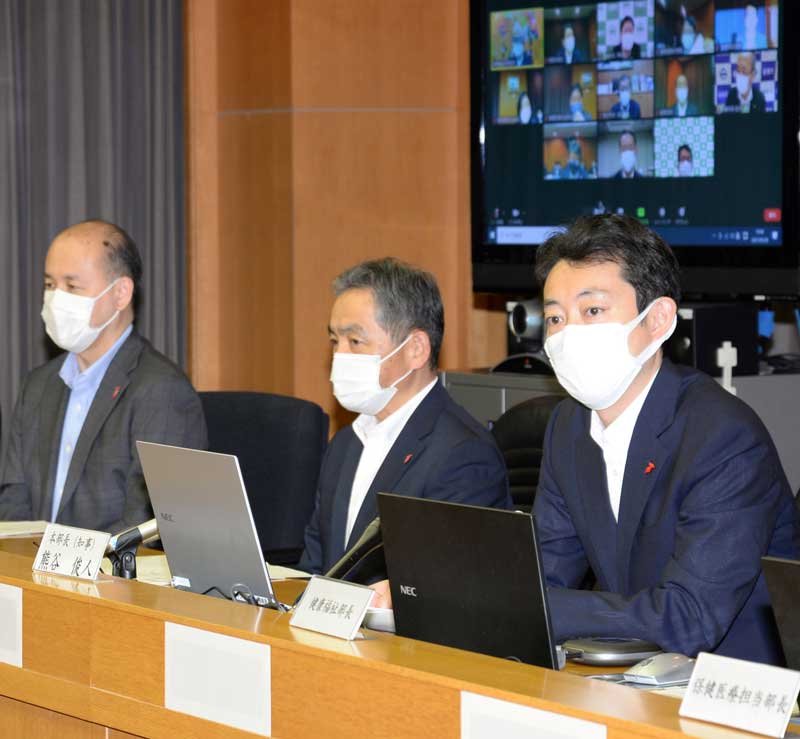 新型コロナの県対策本部会議で、まん延防止等重点措置の延長決定を受け、今後の対策の協議を呼び掛ける熊谷知事（右）＝２８日、千葉県庁