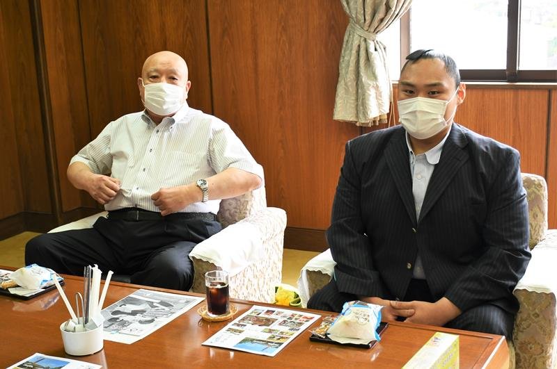 舛ノ山「応援に感謝」　栄出身　元前頭引退報告　町役場訪問　１５年の土俵人生振り返る