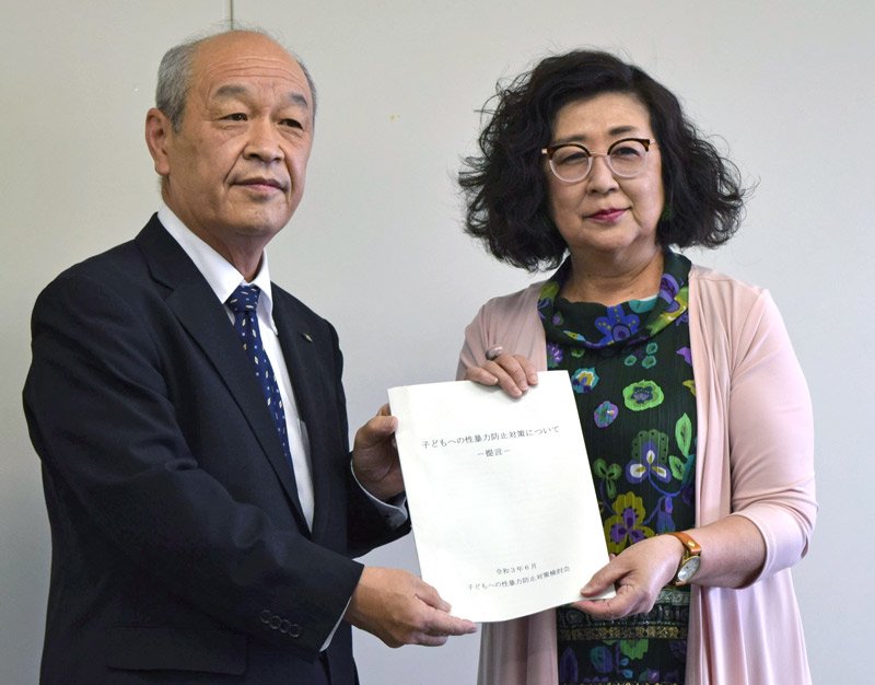 提言書を磯野教育長（左）に提出する後藤座長＝２日午前、千葉市教委