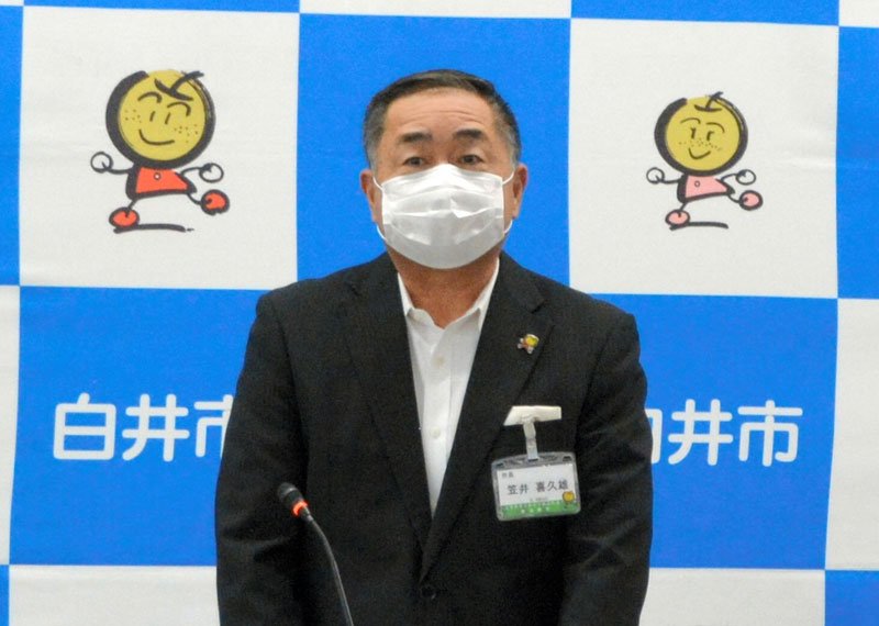 記者会見で、新型コロナのワクチン接種の見通しや検査助成拡大方針を説明した笠井喜久雄市長＝３日、白井市役所