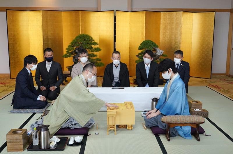 第９２期棋聖戦５番勝負の第１局に臨む藤井聡太棋聖（右）と渡辺明三冠＝６日午前、木更津市（代表撮影）
