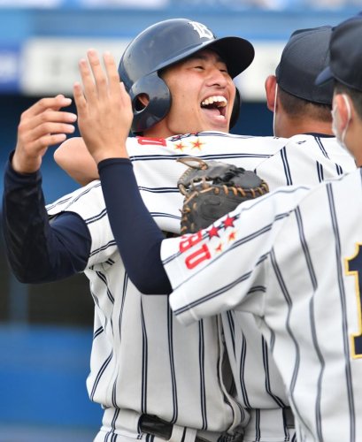 桐蔭横浜大－国際武道大　９回に勝ち越しの適時三塁打を放った藤本が宮内の中前打で生還し喜ぶ＝神宮
