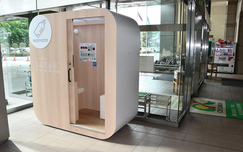 市役所エントランスホールに設置された箱型授乳室＝野田市