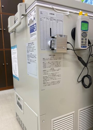 ワクチン保管冷凍庫と温度を計測する機器（いすみ市提供）

