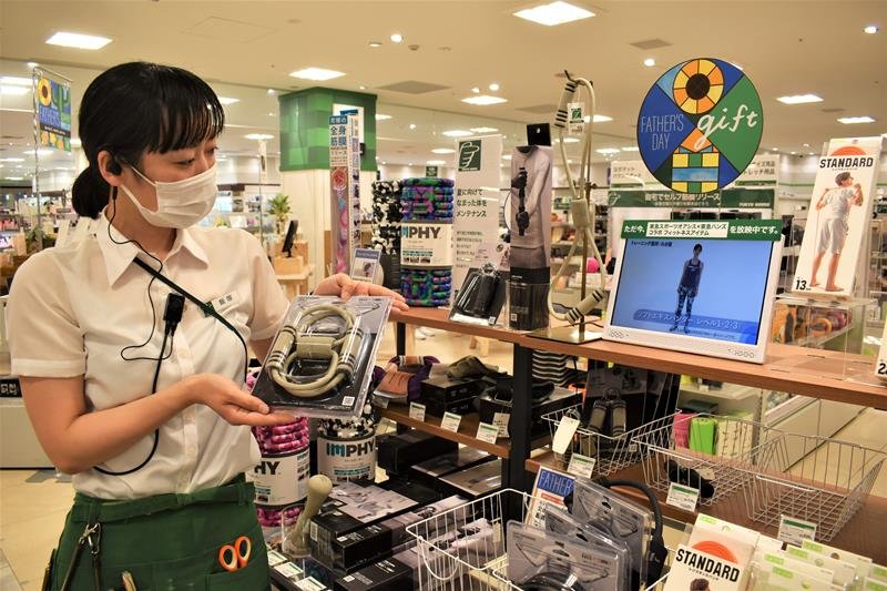 新型コロナの影響で「おうち時間」が増え、父の日の人気商品となった筋トレ器具＝１６日、千葉市中央区の東急ハンズ千葉店
