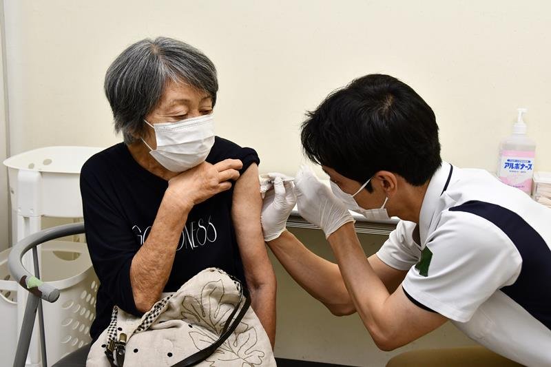 県の集団接種会場でワクチン接種を受ける女性＝２０日、松戸市
