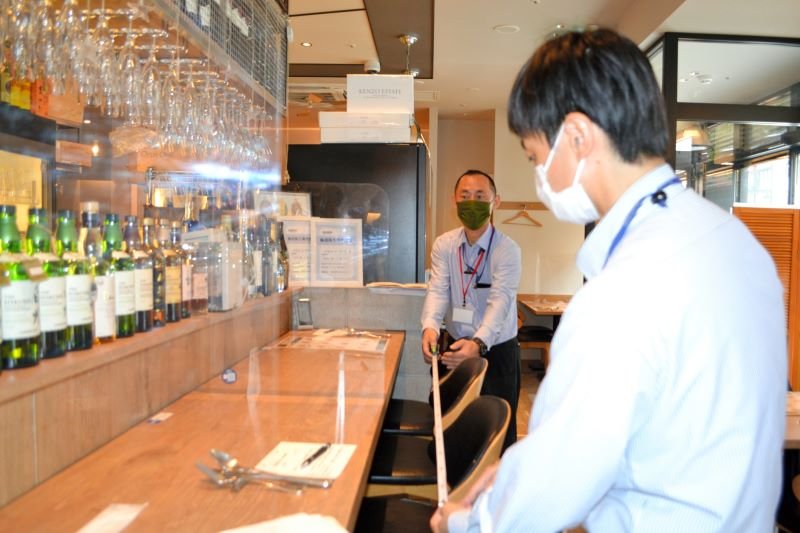 座席の間隔が保たれているか測定が行われた＝２２日、千葉市中央区