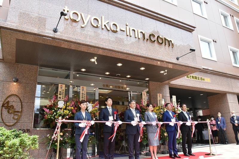 オープンを祝う東横インの黒田社長（左から４人目）、地元柏市の秋山市長（同２人目）、施主の増谷社長（同３人目）ら＝２８日、柏市

