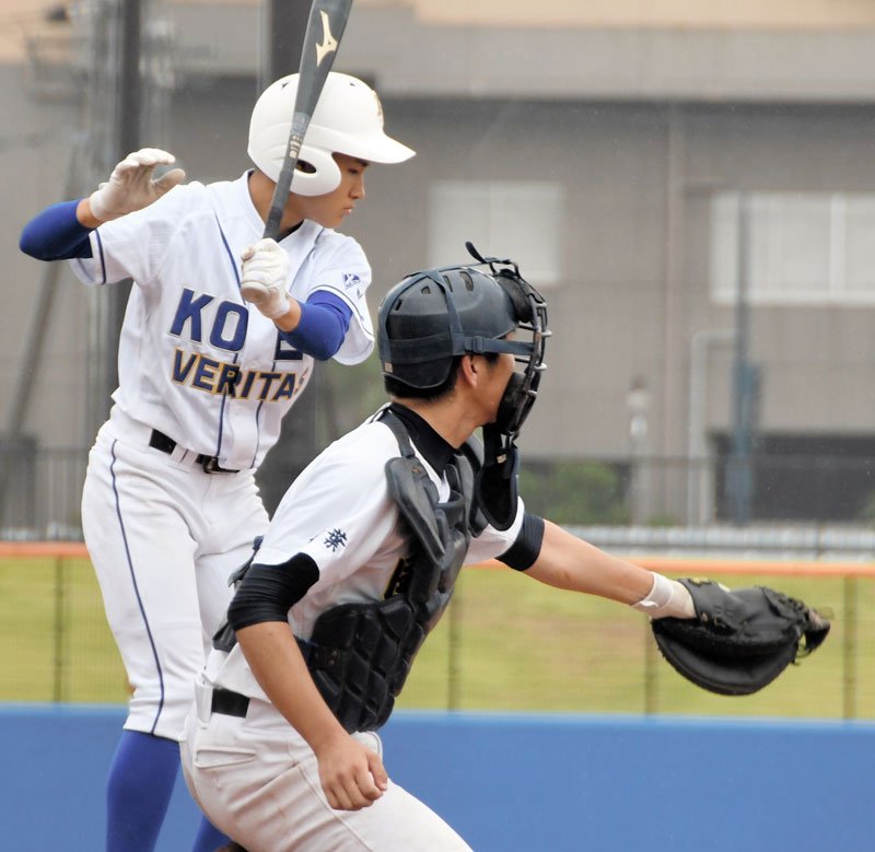 第１０３回全国高校野球選手権千葉大会の１回戦が始まり、プレーする光英ＶＥＲＩＴＡＳと国府台の選手＝４日、浦安市運動公園　
