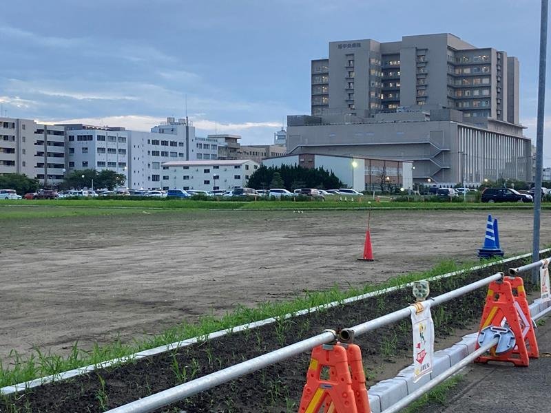 旭中央病院に隣接する計画地の一角。土地の造成と水道などのインフラ整備は市から補助金が支出される＝旭市
