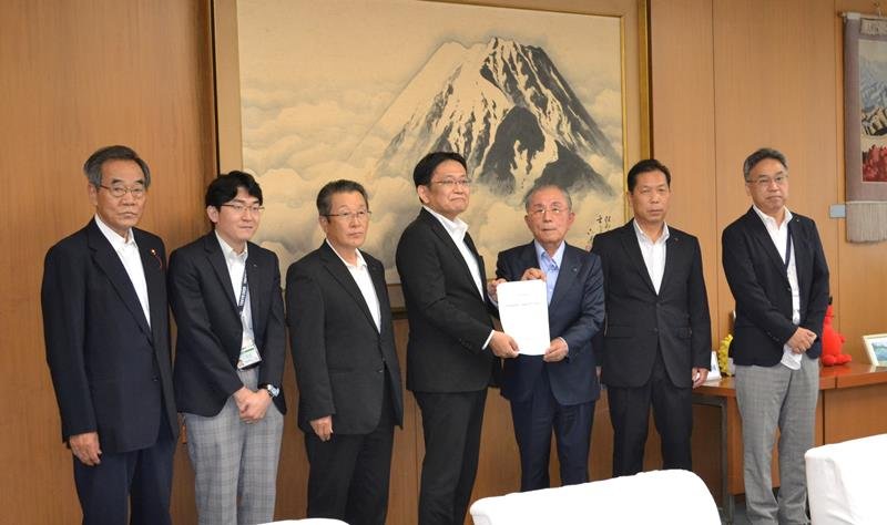 ＪＡ千葉みらいの林組合長理事（右から３人目）が神谷市長に要請書を手渡した＝８日、市役所
