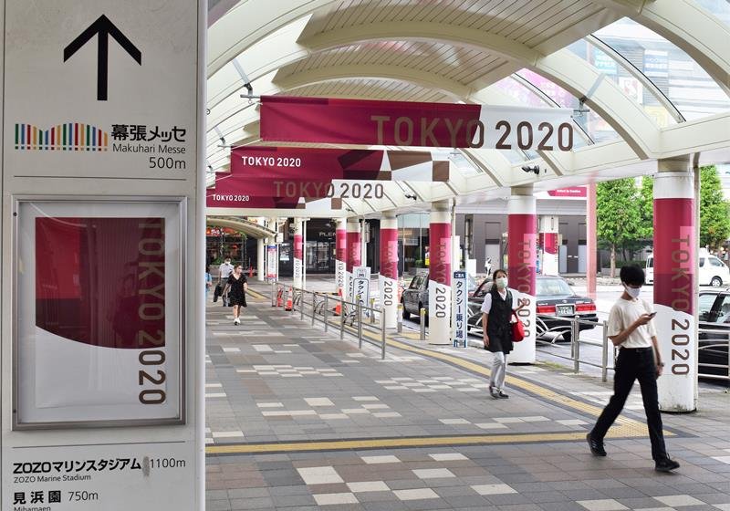 「ＴＯＫＹＯ２０２０」の横断幕が並ぶ幕張メッセ周辺＝９日、千葉市美浜区のＪＲ海浜幕張駅前
