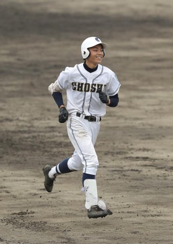 昭和学院秀英－旭農・下総・県銚子・八街・わせがく　９回表連合２死一塁、布施が２ランを放ち、笑顔でダイヤモンドを回る＝成田大谷津
