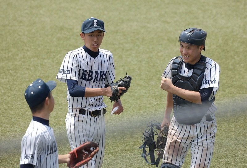 県船橋－印旛明誠　４回表、初めて三者凡退で０点に抑えて喜ぶ印旛明誠のバッテリー（左から須藤、水元）＝ゼットエー