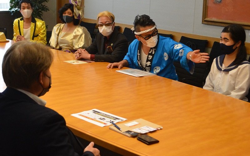 船橋市役所を訪れた「千葉応援バズらせ隊」