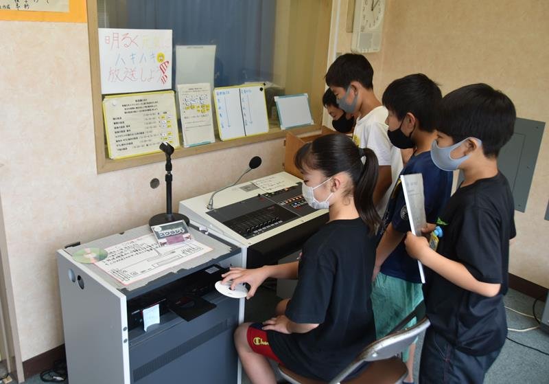 「スクラジ！」のＣＤをプレーヤーにセットする児童＝千葉市立都賀小