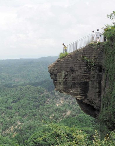 垂直に切り立った崖に突き出た岩から絶景を臨む鋸山の「地獄のぞき」＝富津市・鋸南町