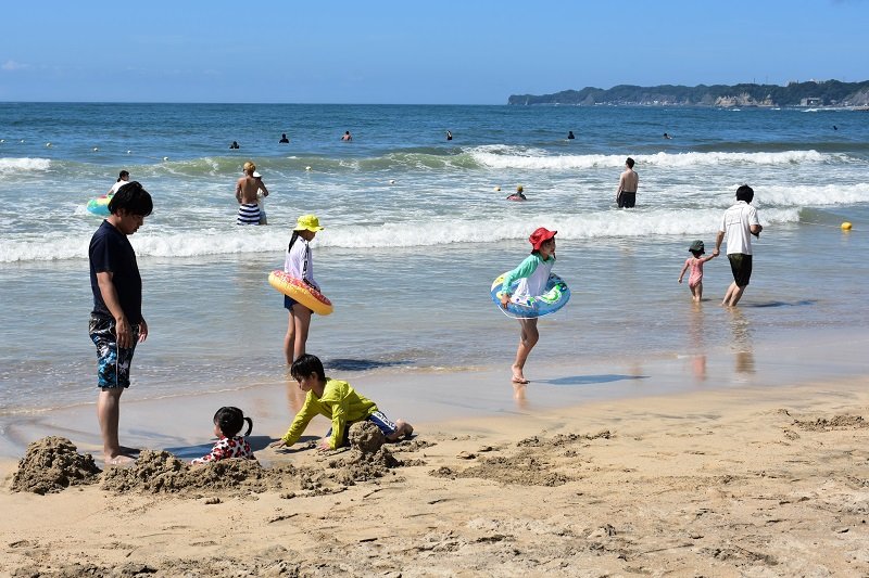 ２年ぶりに海開きした御宿町の中央海水浴場で水遊びを楽しむ家族連れら＝１７日