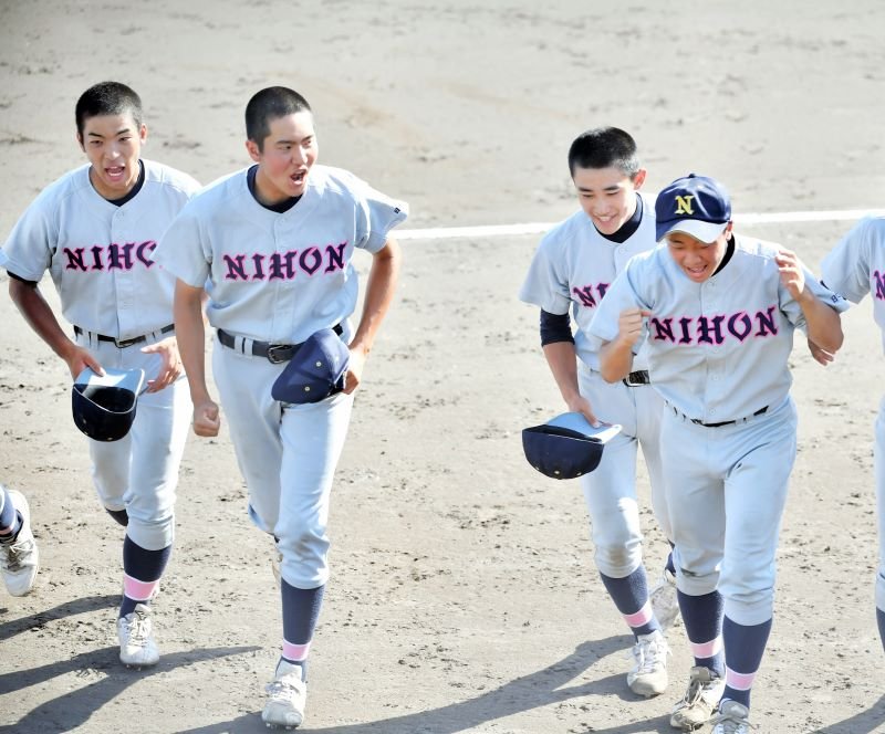 千葉商―日大習志野　千葉商戦に勝利し喜ぶ日大習志野ナイン＝柏の葉