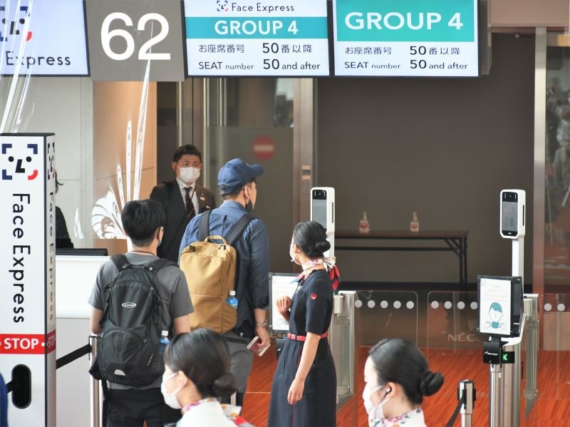 「顔パス」搭乗　成田空港で運用始まる　非接触、コロナ対策も期待　ＮＡＡ「新たなスタイル定着を」