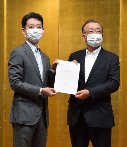 県経営者協会の三枝会長（右）から要望書を受け取る熊谷知事＝２１日、千葉市中央区
