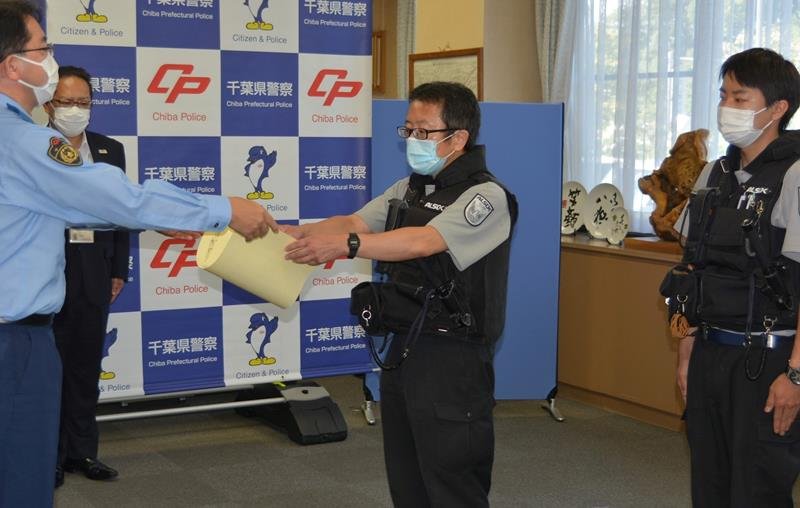 四街道署長感謝状を受けた葛西さん（中央）と馬場園さん（右）＝同署
