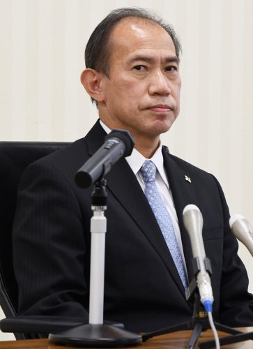 着任記者会見に臨む森本検事正＝２１日午後４時５分ごろ、千葉地検