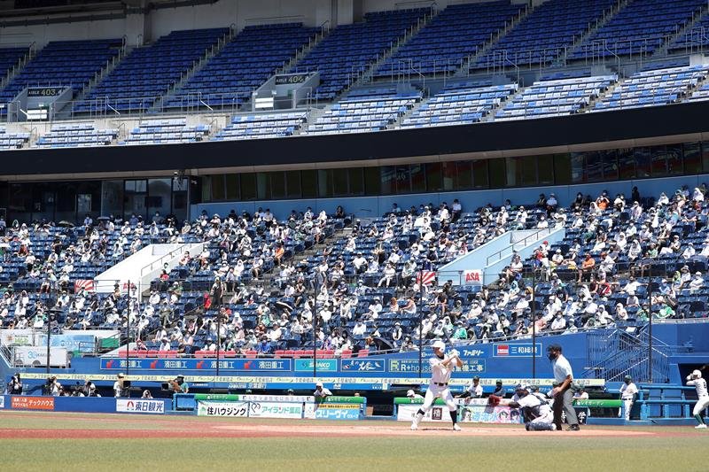 専大松戸に声援を送る一塁側スタンド＝２１日、ＺＯＺＯマリン
