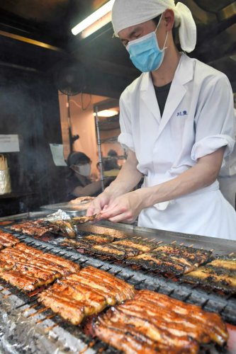 成田山参道に香ばしい匂い　土用の丑の日、老舗ウナギ店盛況