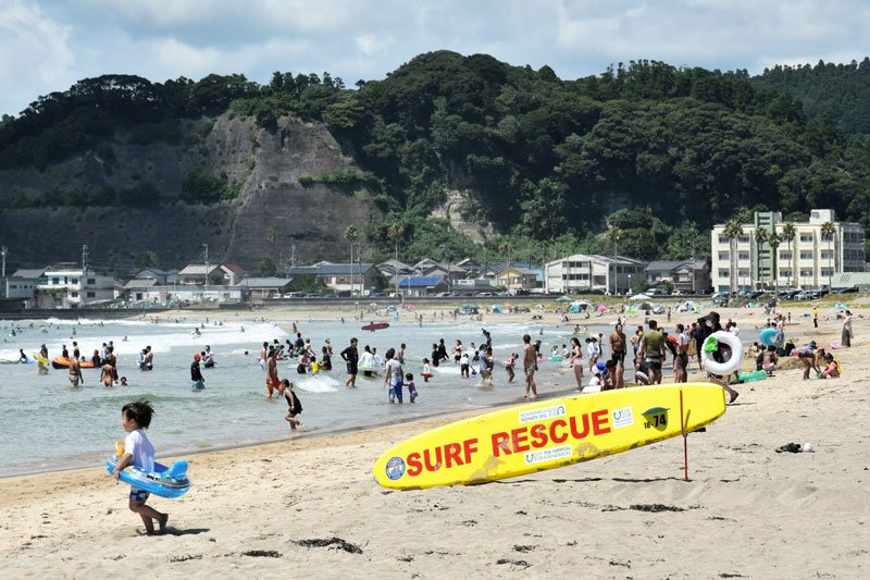 緊急事態宣言前最後の週末、たくさんの人出が見られた御宿中央海水浴場＝３１日午前、御宿町