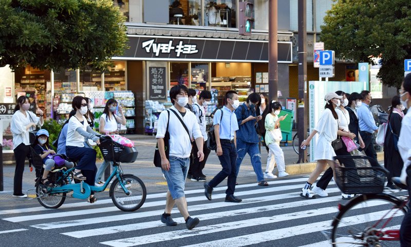 マスク姿で街を行き交う人々＝午後５時４５分ごろ、千葉市中央区