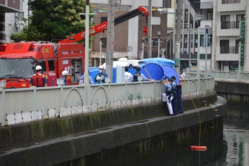 男性講師を救助する警察官ら＝今年７月、千葉市中央区