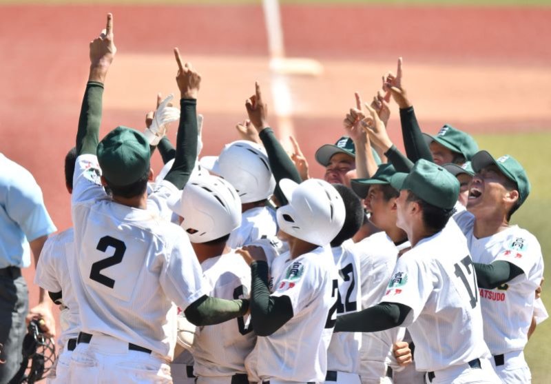 専大松戸―木更津総合　延長１３回、吉岡のサヨナラ満塁本塁打で優勝し喜ぶ専大松戸ナイン＝ＺＯＺＯマリン