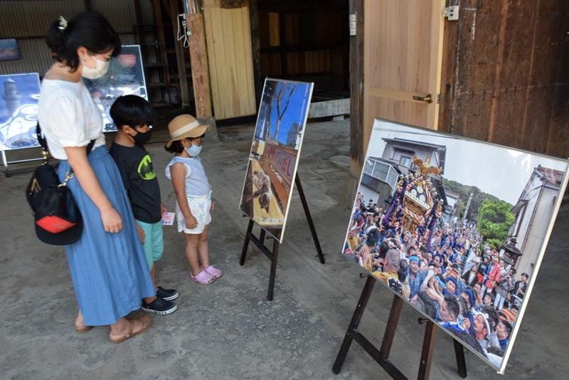 工場跡に並ぶ銚子の祭りや日常風景の写真パネル＝銚子市川口町
