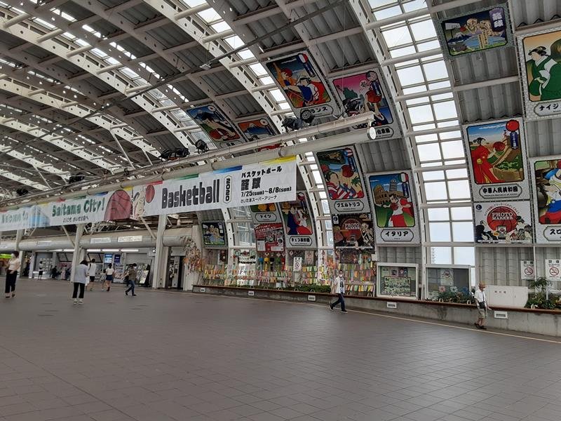 東京五輪バスケットボール会場最寄りのさいたま新都心駅の装飾＝２日、さいたま市
