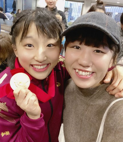 ２０１９年の全日本選手権で優勝し、杉山絢海さん（右）と笑顔を見せる須崎優衣＝２０１９年１２月（杉山さん提供、共同）