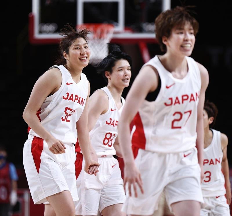 日本―フランス　第３クオーター、３点シュートを決め笑顔を見せる宮沢（左）。中央は赤穂ひ、右は林＝６日、さいたまスーパーアリーナ（共同）
