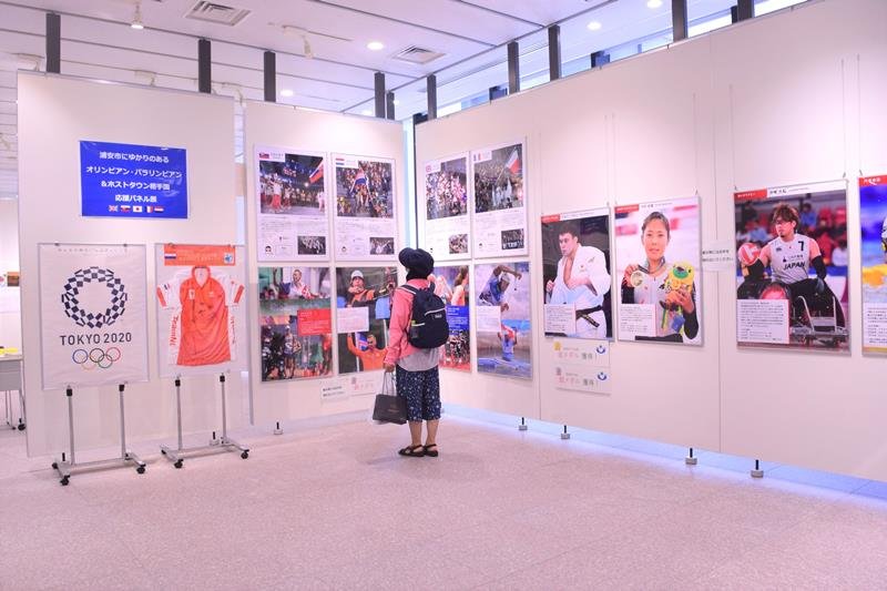 市にゆかりがある五輪選手らを紹介するパネル展＝浦安市
