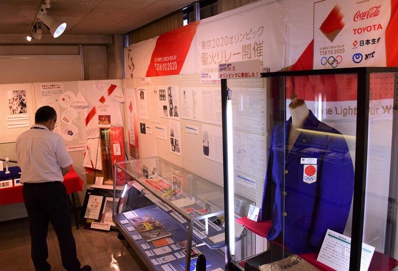 １９６４年に開催した東京五輪で、大会競技役員が着用したジャケットなどの資料が並ぶ＝鎌ケ谷市
