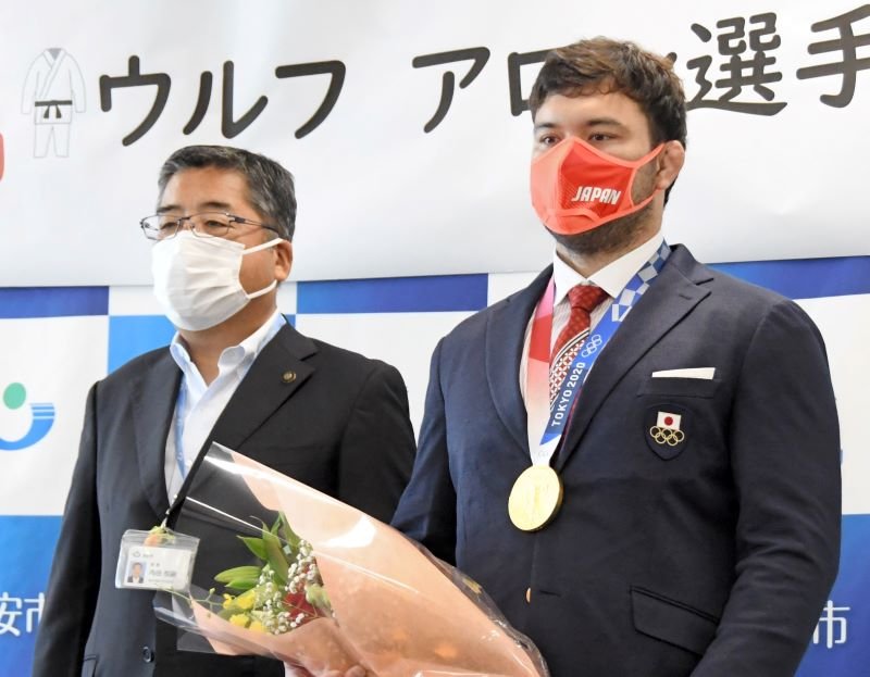 金メダルを胸に内田浦安市長（左）を表敬訪問したウルフ・アロン選手＝１１日