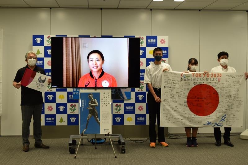 壮行会に沖縄県からオンラインで出演した秦選手（中央）＝１３日、市原市役所
