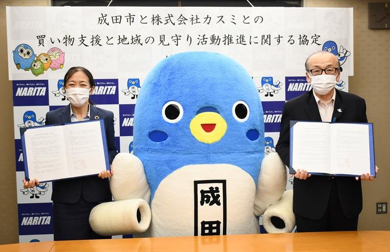 移動販売に関する協定を結んだカスミの伊神執行役員（左）と小泉市長＝成田市役所
