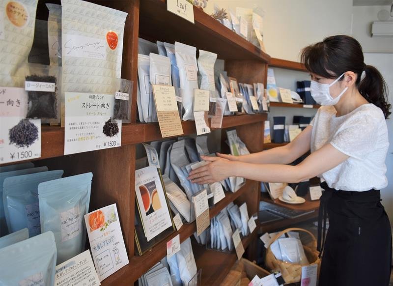 えりすぐりの紅茶やハーブティー約４０種類が並ぶ店頭。おいしい飲み方のレクチャーも受けられる＝千葉市中央区のサウザンドリーフ
