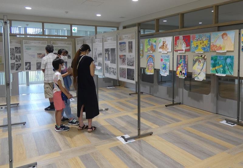 小学生の作品や資料が展示されている「原爆の絵展」＝２０日、長生村交流センター
