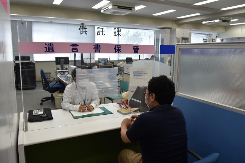 千葉地方法務局供託課の遺言書保管の窓口＝千葉市中央区