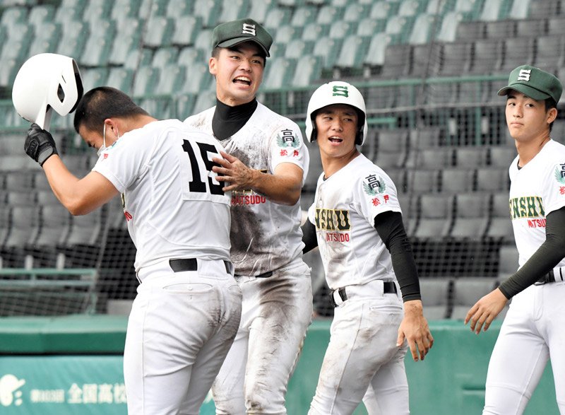 長崎商―専大松戸　２―６で敗退が決まり悔しがる選手を励ます専大松戸・吉岡（中央）ら＝甲子園