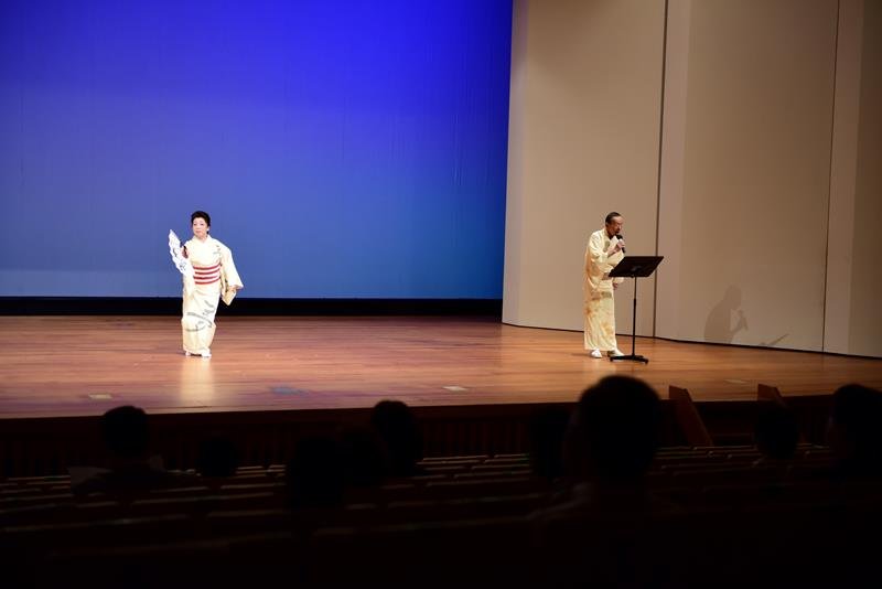 ガラコンサートで「高原の旅愁」を歌う原田直之さん（右）と舞踊を披露する大河寛園さん＝香取市
