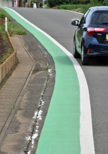 緊急点検の結果、路側帯にグリーンベルトが設けられた通学路＝富里市
