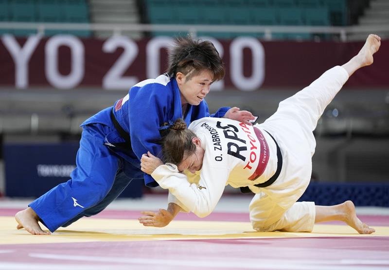 女子７０キロ級３位決定戦　ＲＰＣ選手（右）から技ありを奪う小川和紗。銅メダル獲得を決めた＝日本武道館（共同）
