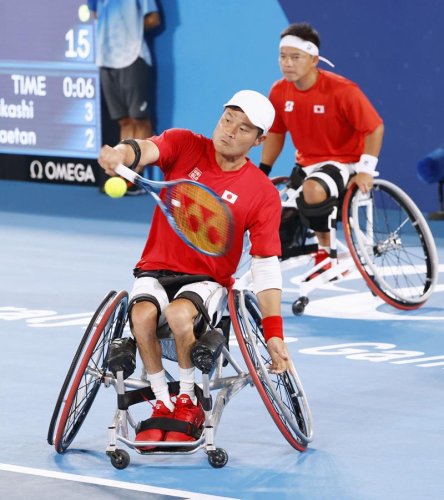男子ダブルス２回戦　プレーする国枝（手前）、真田組＝有明テニスの森公園（共同）

